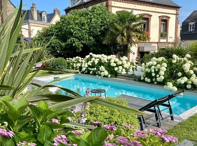 Du Cedre Bed & Breakfast 4*